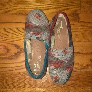 Woman’s fur lined TOMS gray,blue,red,orange